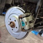 Замена тормозных дисков и колодок Geely Monjaro